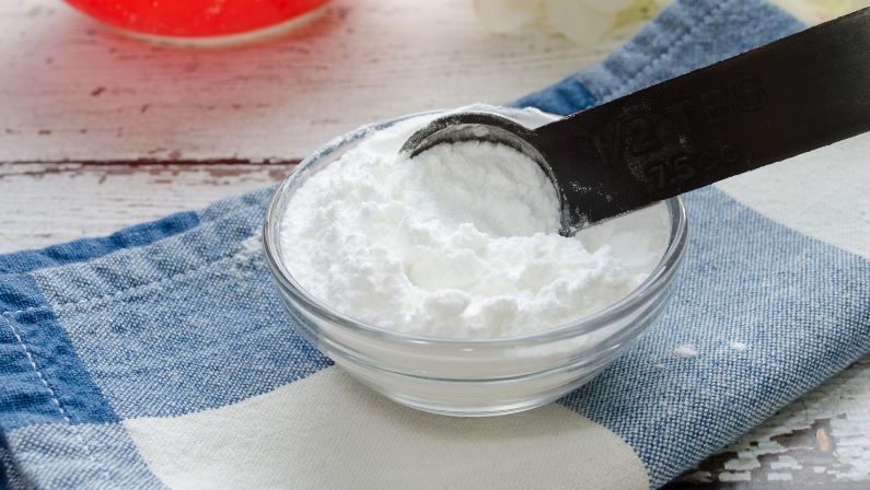 Remove oil stains with baking soda