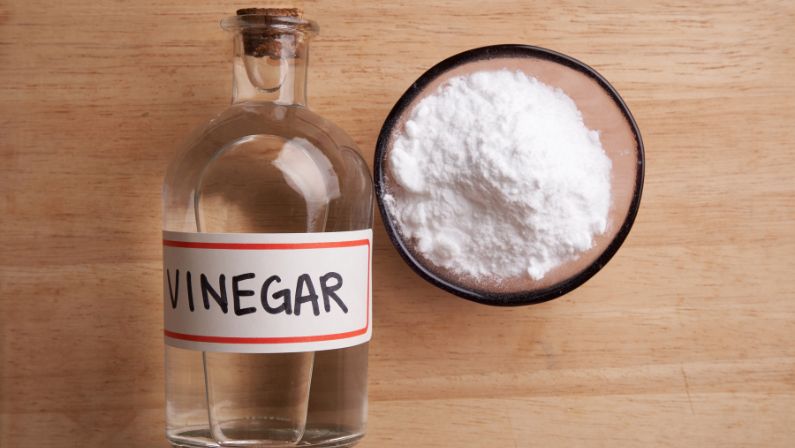 Remove oil stains with baking soda and vinegar